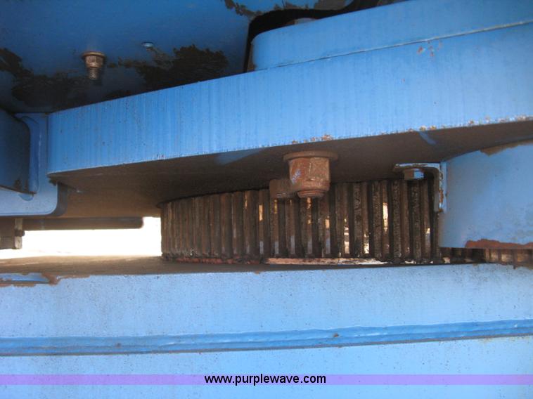 image for item J2988 2001 Genie S85 boom lift