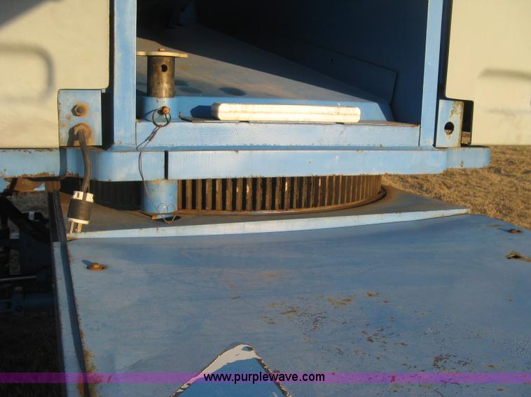 image for item J2988 2001 Genie S85 boom lift