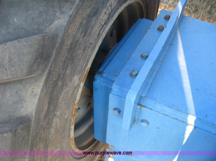 image for item J2988 2001 Genie S85 boom lift