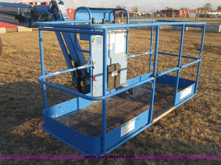 image for item J2988 2001 Genie S85 boom lift