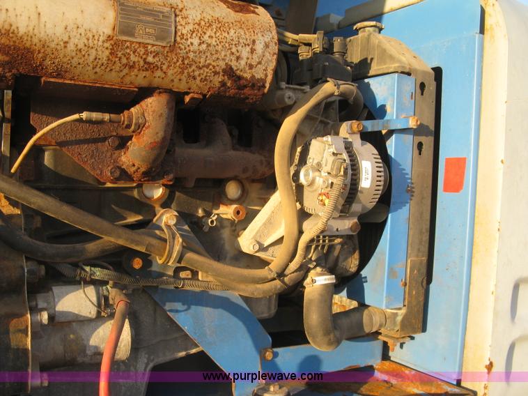 image for item J2988 2001 Genie S85 boom lift