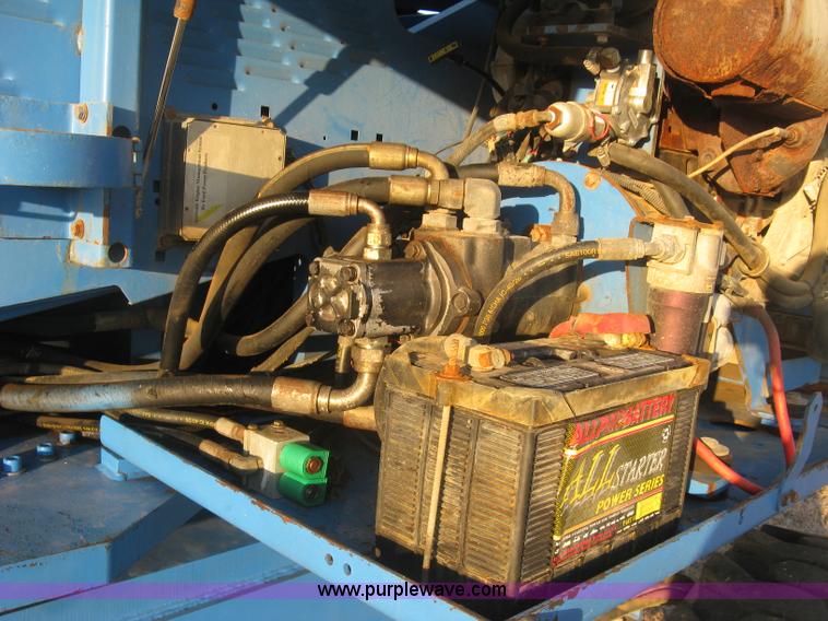 image for item J2988 2001 Genie S85 boom lift