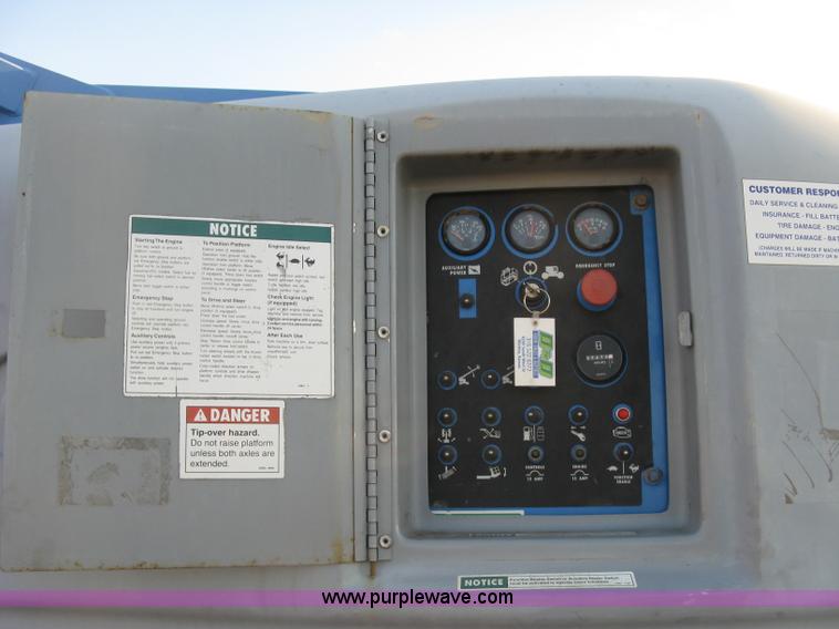 image for item J2988 2001 Genie S85 boom lift