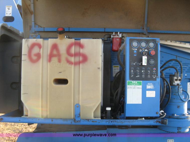 image for item J2988 2001 Genie S85 boom lift