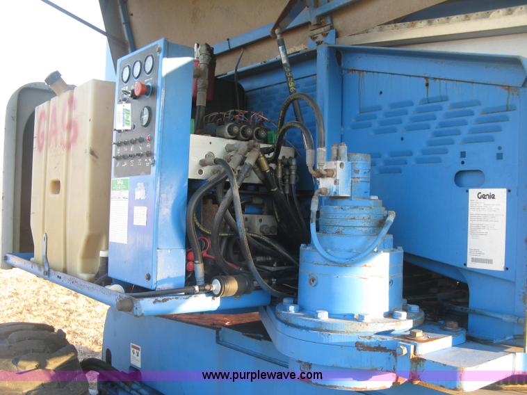 image for item J2988 2001 Genie S85 boom lift