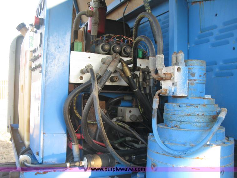 image for item J2988 2001 Genie S85 boom lift