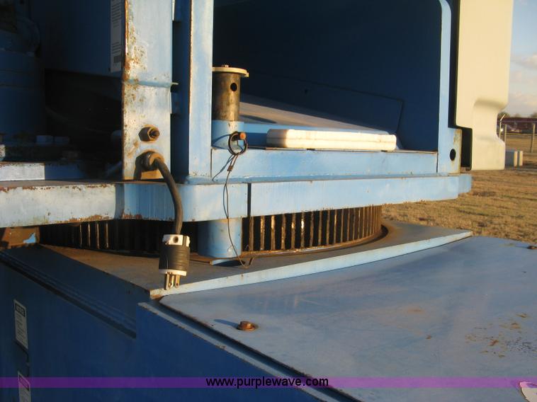 image for item J2988 2001 Genie S85 boom lift