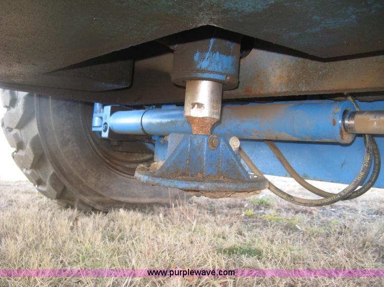 image for item J2988 2001 Genie S85 boom lift