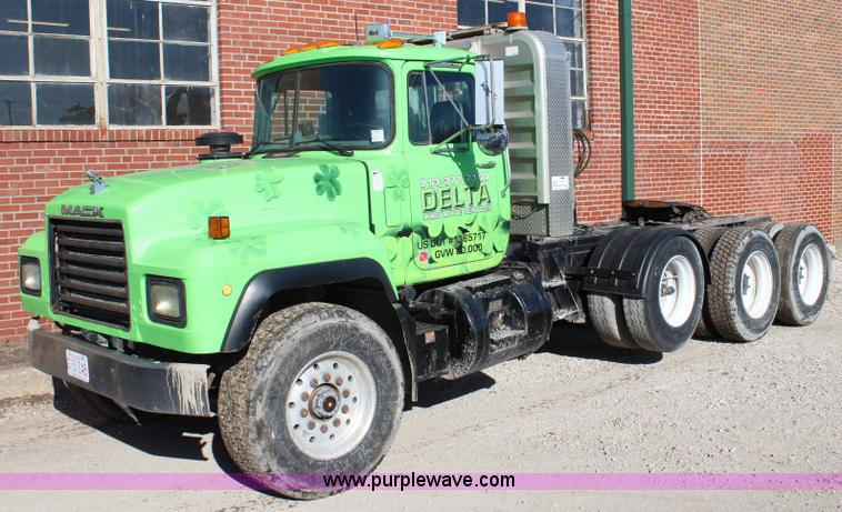 image for item J4539 2003 Mack RD600K semi truck