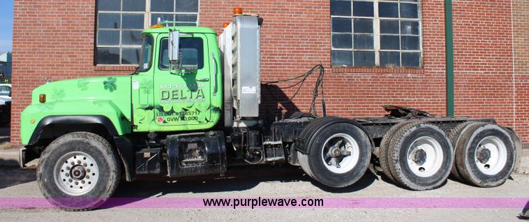 image for item J4539 2003 Mack RD600K semi truck