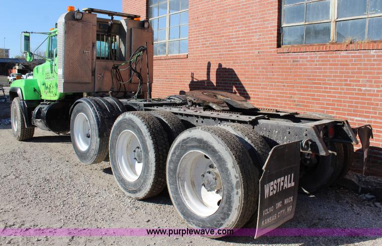 image for item J4539 2003 Mack RD600K semi truck