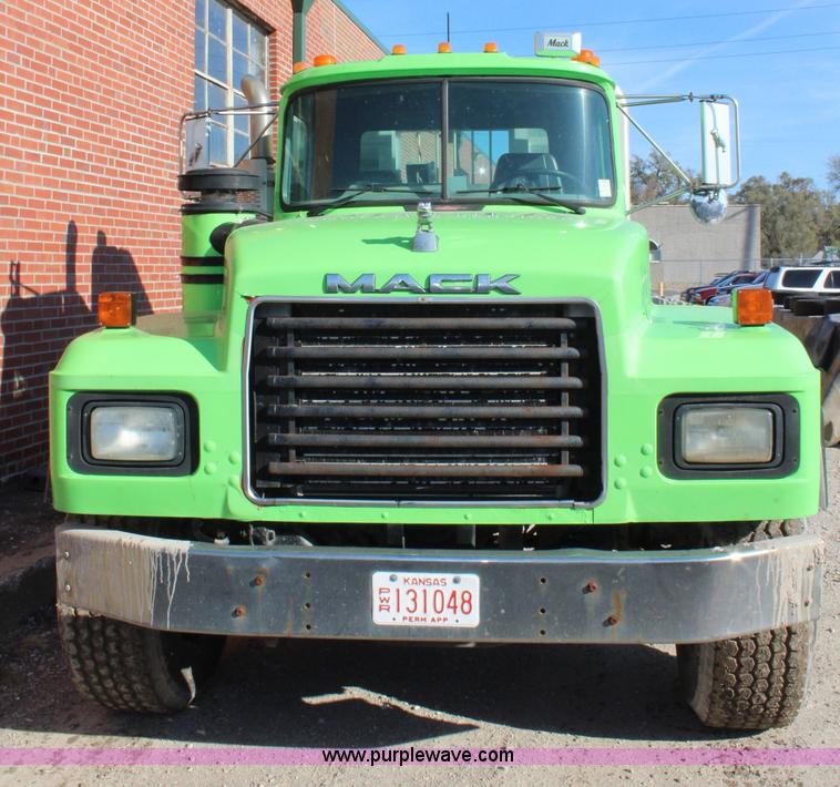 image for item J4539 2003 Mack RD600K semi truck