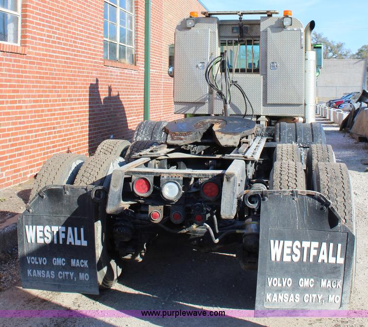 image for item J4539 2003 Mack RD600K semi truck