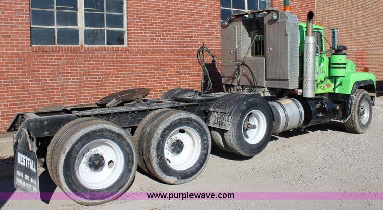 image for item J4539 2003 Mack RD600K semi truck