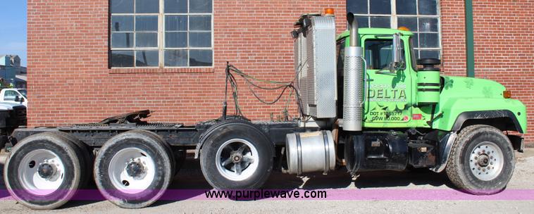 image for item J4539 2003 Mack RD600K semi truck