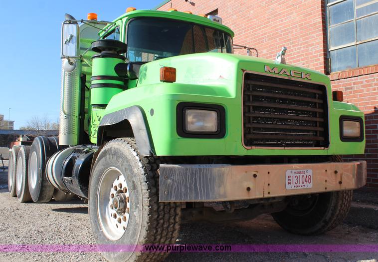 image for item J4539 2003 Mack RD600K semi truck