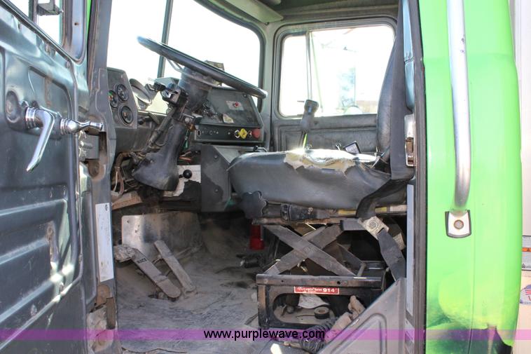 image for item J4539 2003 Mack RD600K semi truck