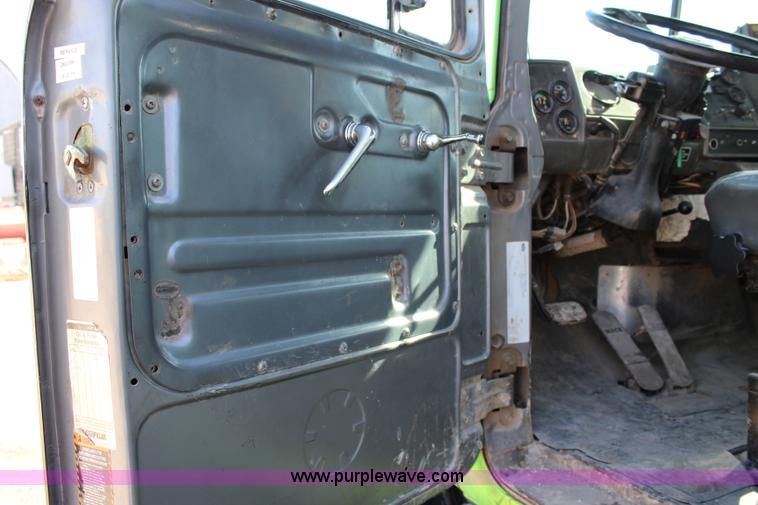 image for item J4539 2003 Mack RD600K semi truck