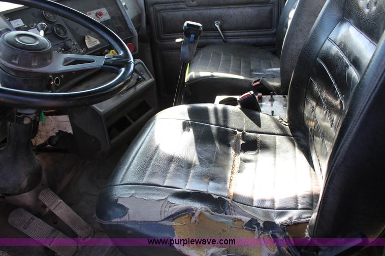 image for item J4539 2003 Mack RD600K semi truck