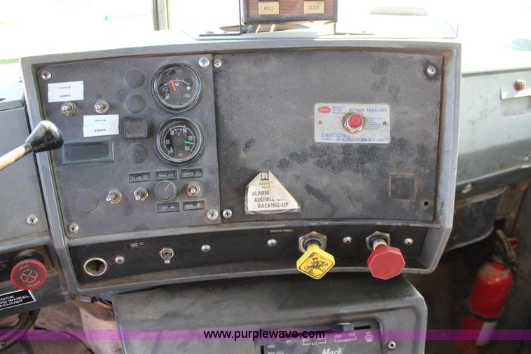 image for item J4539 2003 Mack RD600K semi truck