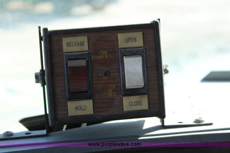 image for item J4539 2003 Mack RD600K semi truck