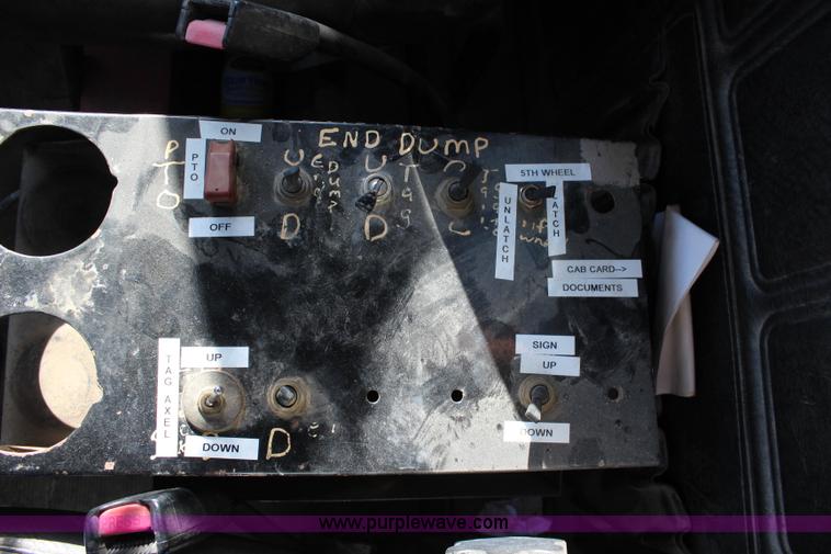 image for item J4539 2003 Mack RD600K semi truck