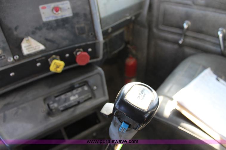 image for item J4539 2003 Mack RD600K semi truck