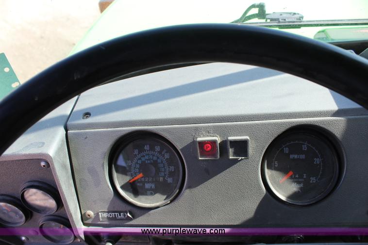 image for item J4539 2003 Mack RD600K semi truck