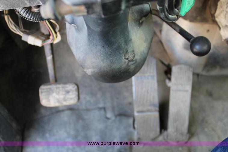 image for item J4539 2003 Mack RD600K semi truck