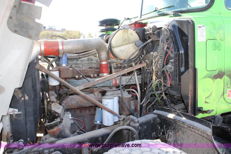 image for item J4539 2003 Mack RD600K semi truck