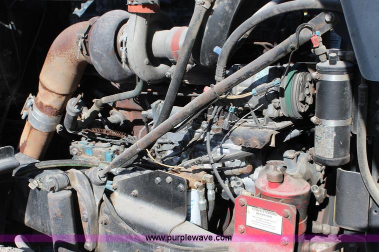 image for item J4539 2003 Mack RD600K semi truck