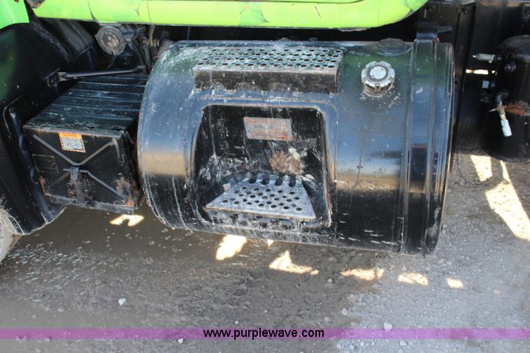 image for item J4539 2003 Mack RD600K semi truck