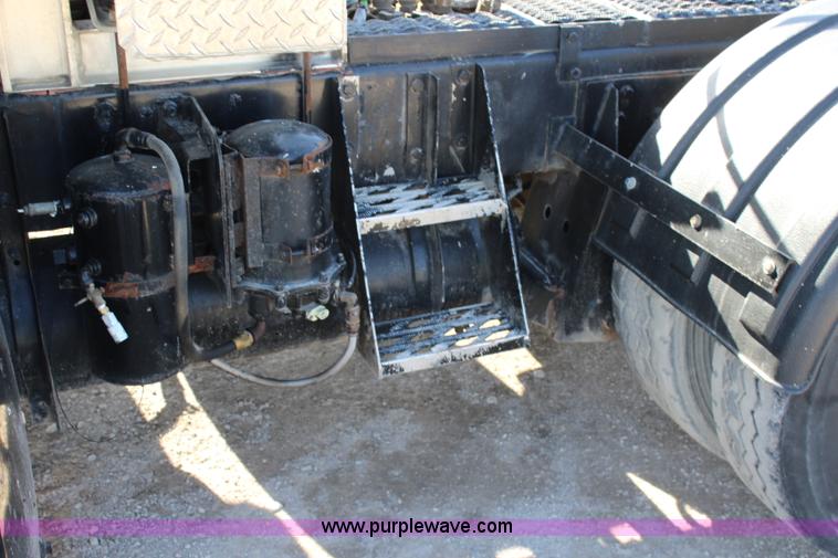 image for item J4539 2003 Mack RD600K semi truck