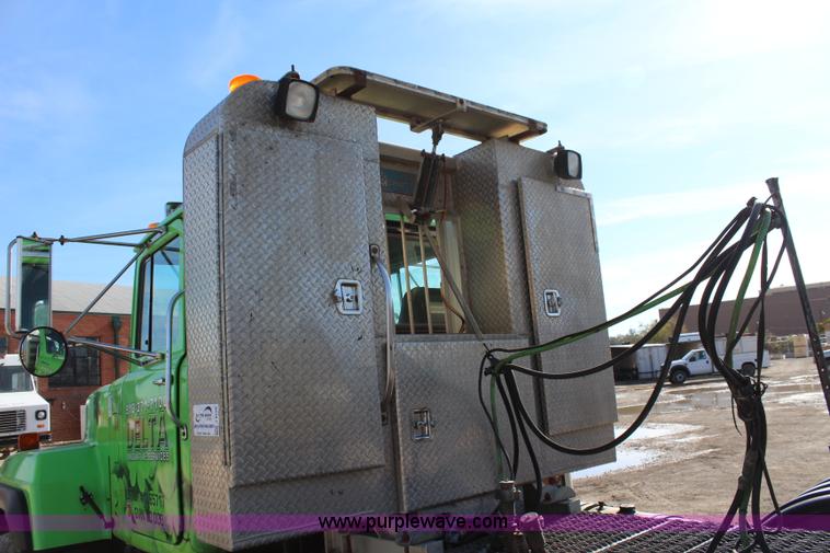 image for item J4539 2003 Mack RD600K semi truck