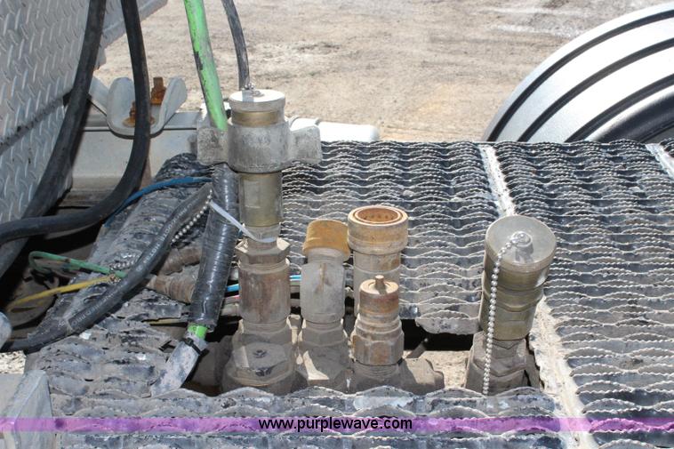 image for item J4539 2003 Mack RD600K semi truck