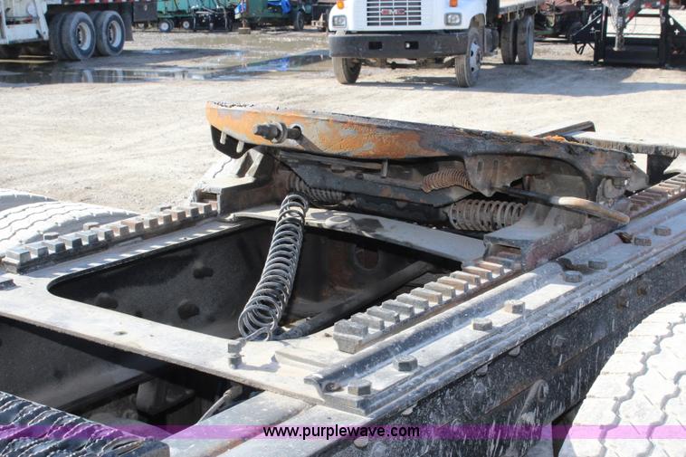 image for item J4539 2003 Mack RD600K semi truck