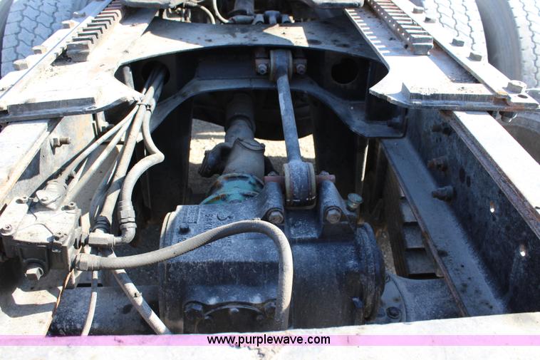 image for item J4539 2003 Mack RD600K semi truck