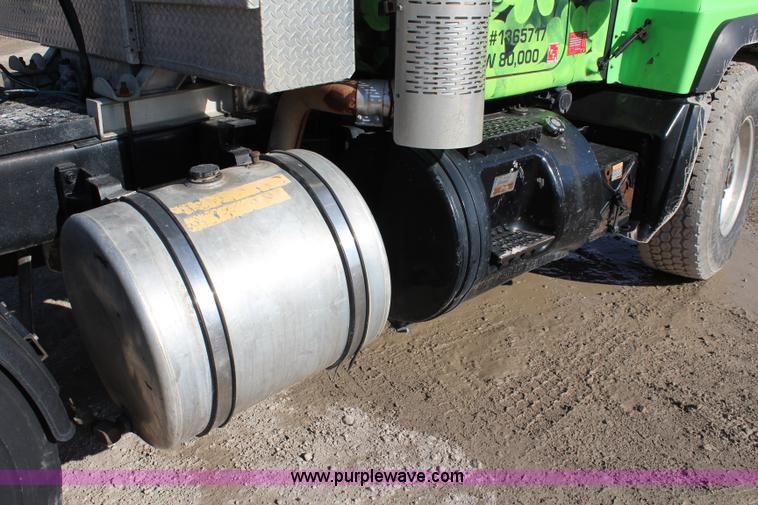 image for item J4539 2003 Mack RD600K semi truck