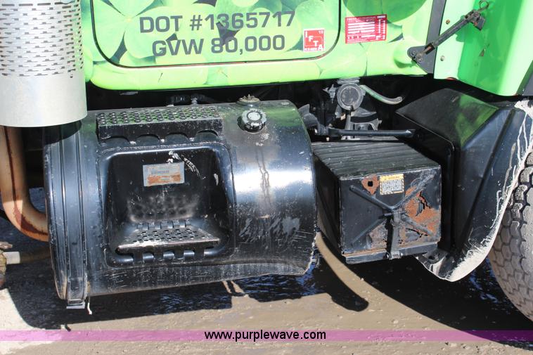 image for item J4539 2003 Mack RD600K semi truck