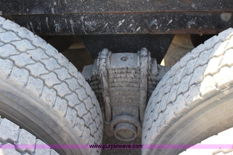 image for item J4539 2003 Mack RD600K semi truck