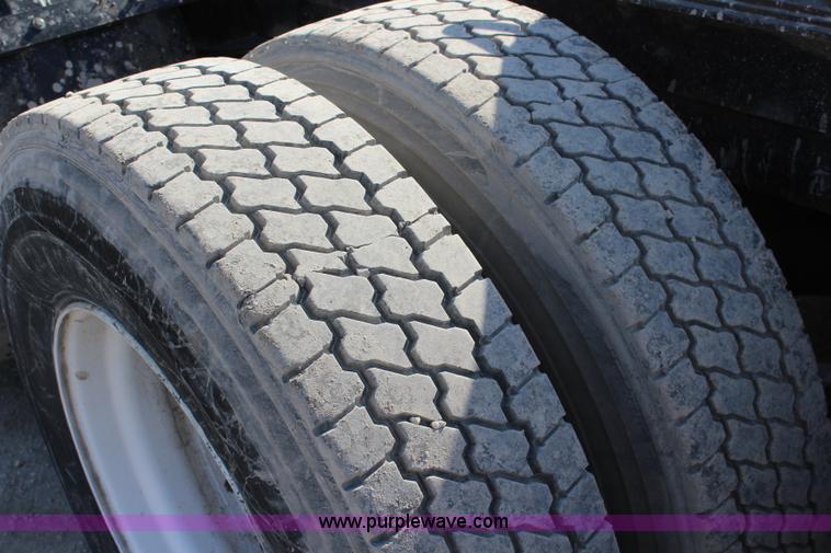 image for item J4539 2003 Mack RD600K semi truck