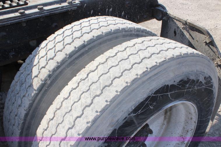 image for item J4539 2003 Mack RD600K semi truck