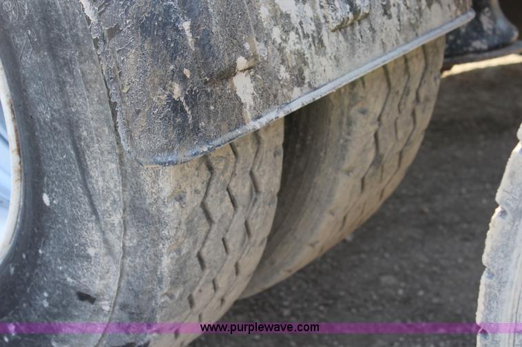 image for item J4539 2003 Mack RD600K semi truck