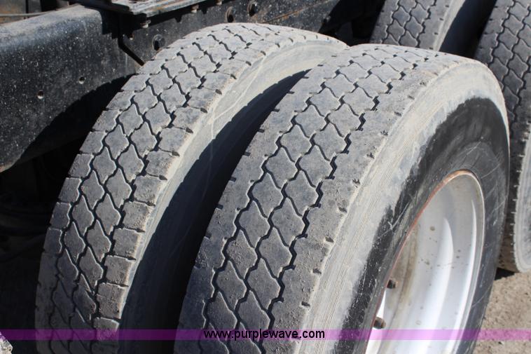 image for item J4539 2003 Mack RD600K semi truck