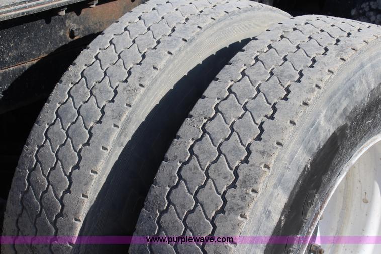 image for item J4539 2003 Mack RD600K semi truck