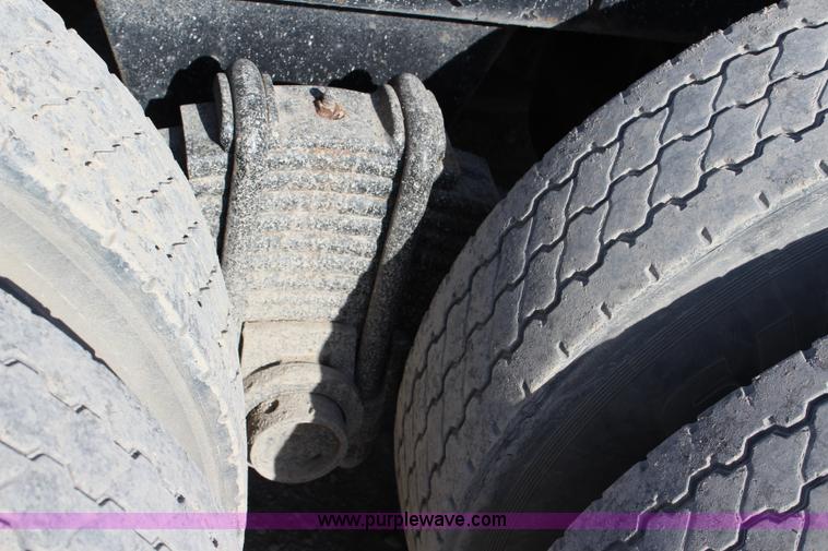 image for item J4539 2003 Mack RD600K semi truck