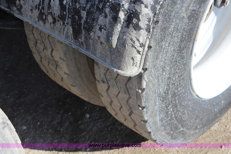 image for item J4539 2003 Mack RD600K semi truck