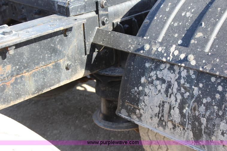 image for item J4539 2003 Mack RD600K semi truck