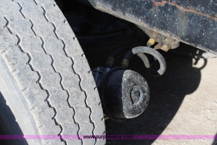 image for item J4539 2003 Mack RD600K semi truck