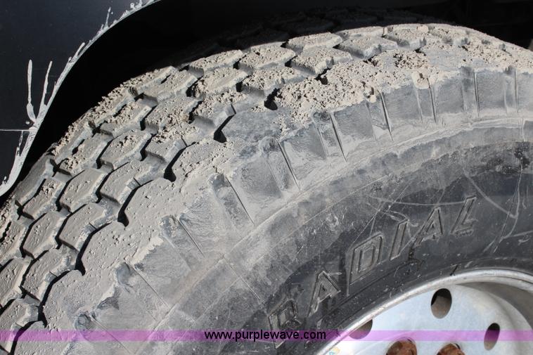 image for item J4539 2003 Mack RD600K semi truck